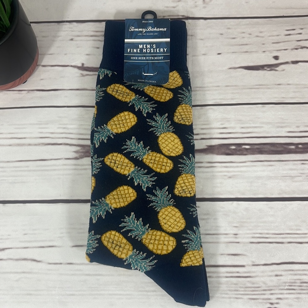 Tommy Bahama Mens Fine Hosiery “A Pineapple A Day”